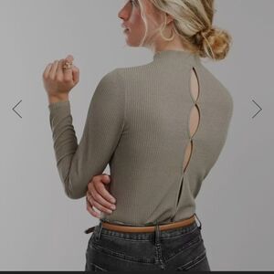 Willow & Root Ribbed Mock Neck Top. Back cut-out top. COLOR: Vetiver. Size Small